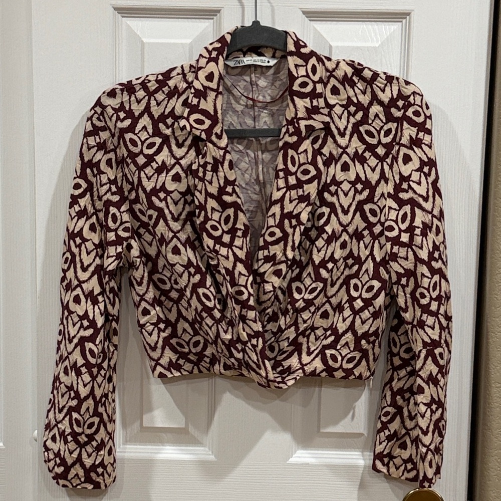 Zara Women's Maroon and Beige Patterned Cropped Top - Size XS